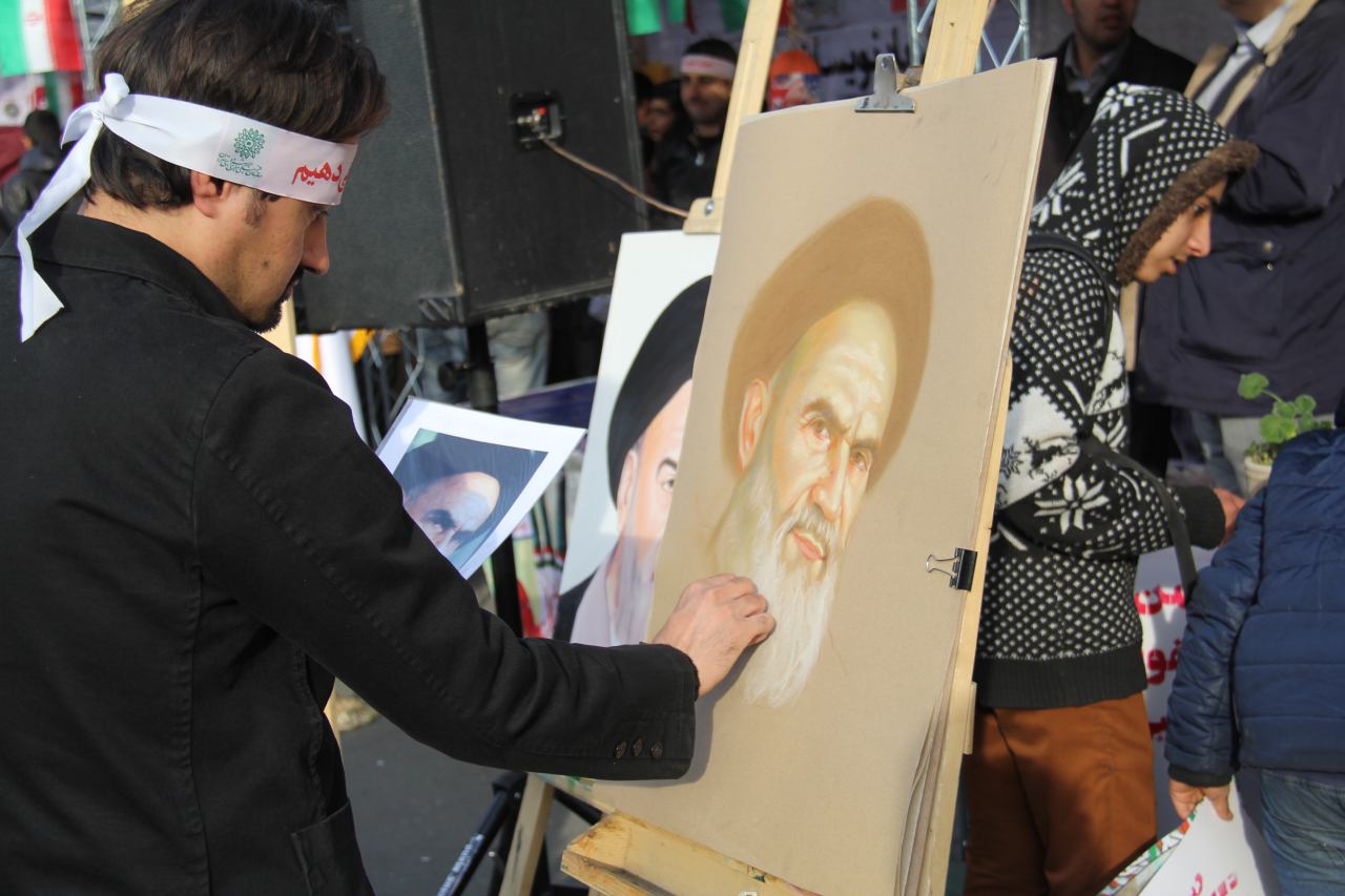 از تصویرگری چهره امام خمینی(ره) تا خوشنویسی شعار روی سنگ