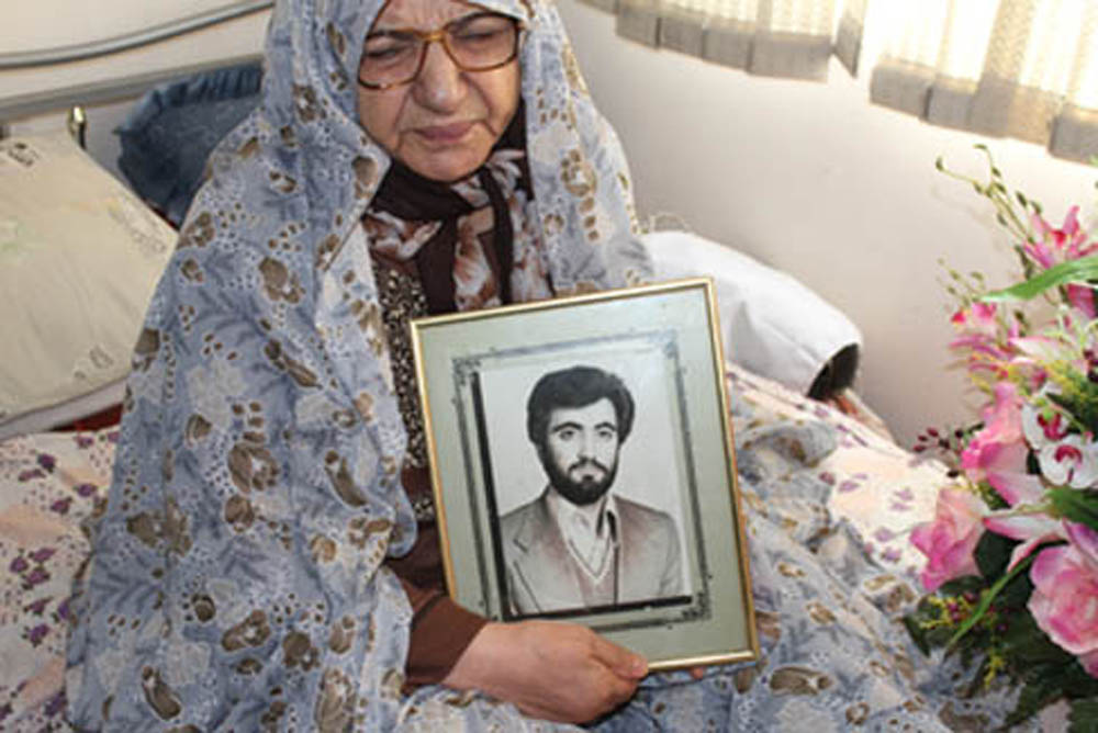 عیادت کارکنان خانه فرهنگ سلمان فارسی از مادر شهید مسعود بهبودی