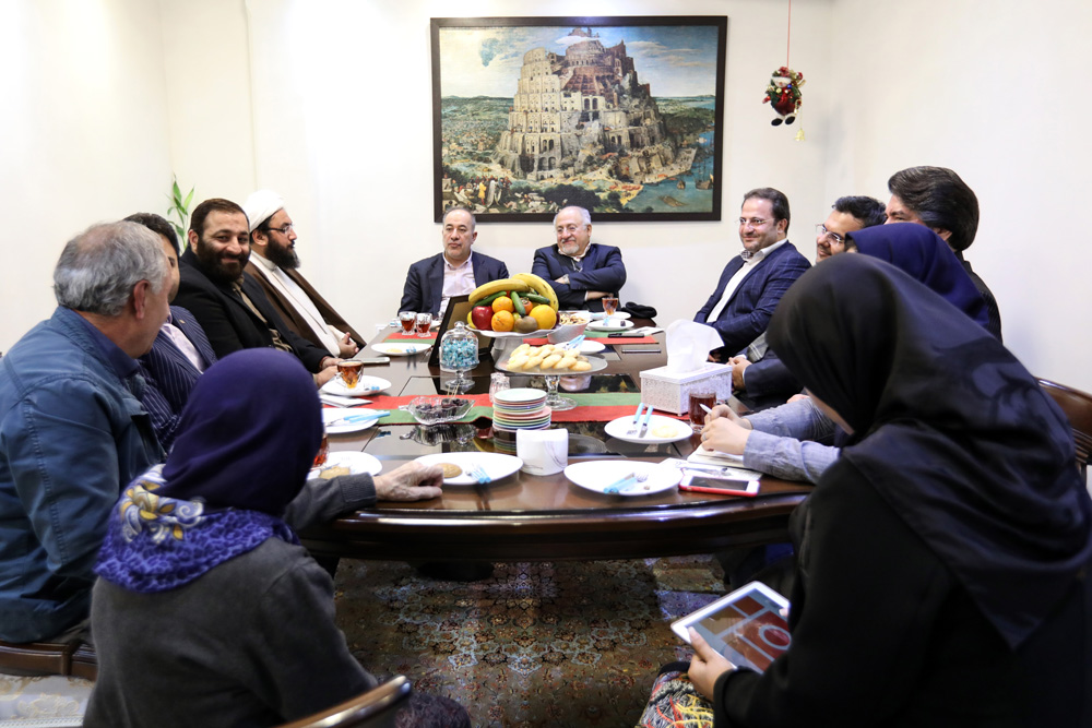 رییس سازمان فرهنگی هنری با خانواده ۲ شهید ارمنی دیدار کرد