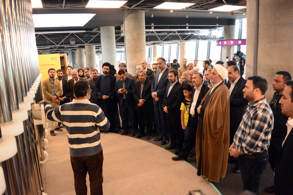 بازدید جمعی از میهمانان همایش قوه قضاییه از باغ کتاب تهران
