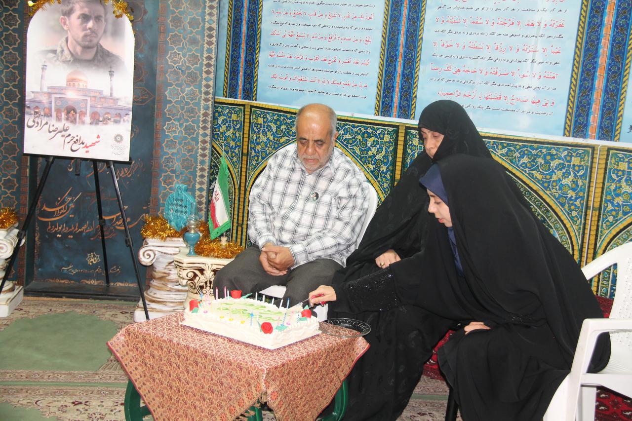 برگزاری جشن تولد شهید علی رضا مرادی با حضور خانواده شهدای حرم