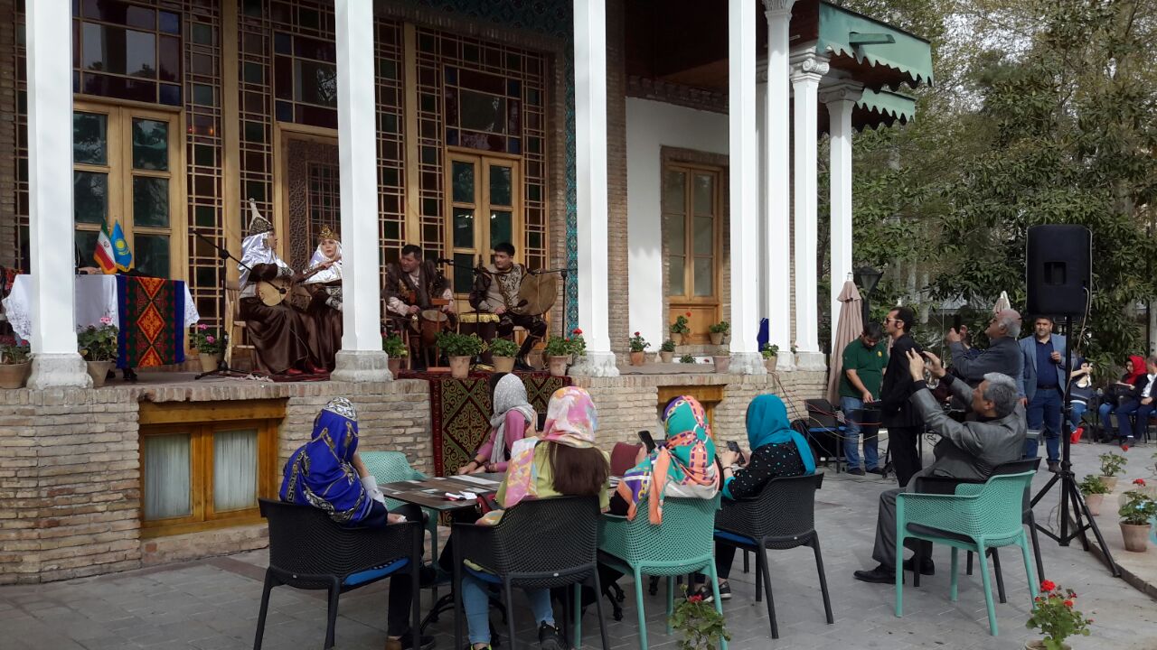 اجرای گروه موسیقی قزاقی «بابالار سازی» در باغ موزه هنر ایرانی