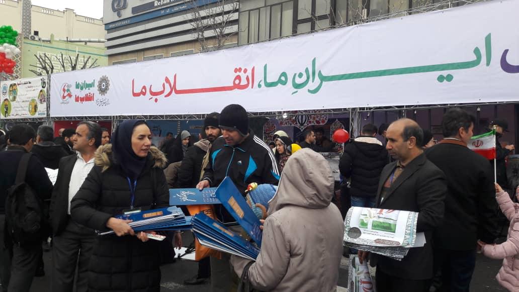 توزیع محصولات سازمان فرهنگی هنری در راه‌پیمایی ۲۲ بهمن