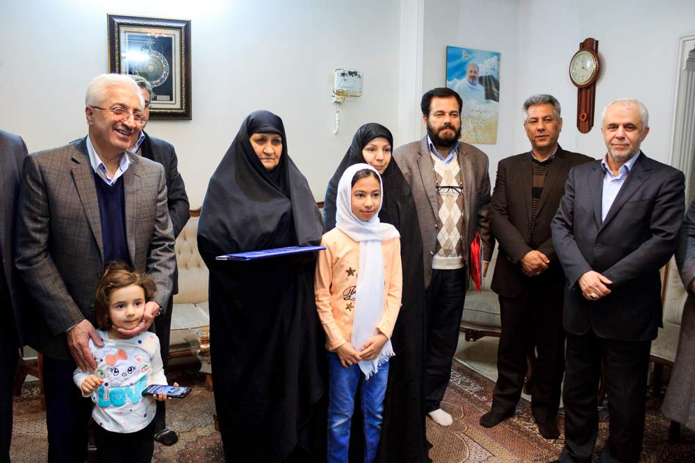 دیدار رییس سازمان فرهنگی هنری با خانواده شهید منا