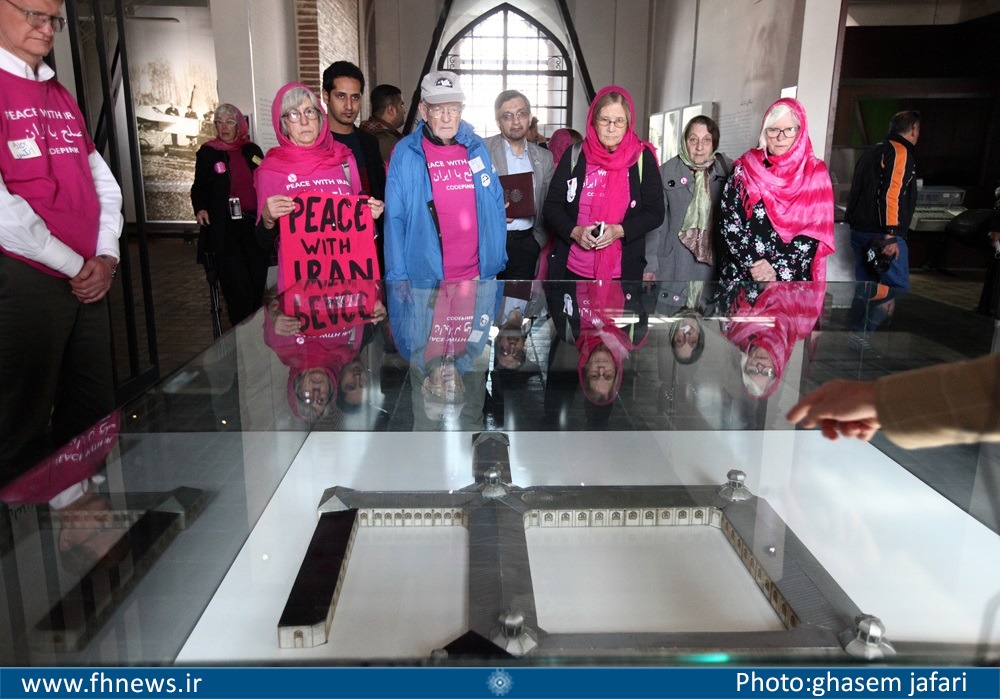 گروه ضدآمریکایی با شعار «صلح با ایران» از باغ‌موزه قصر بازدید کردند