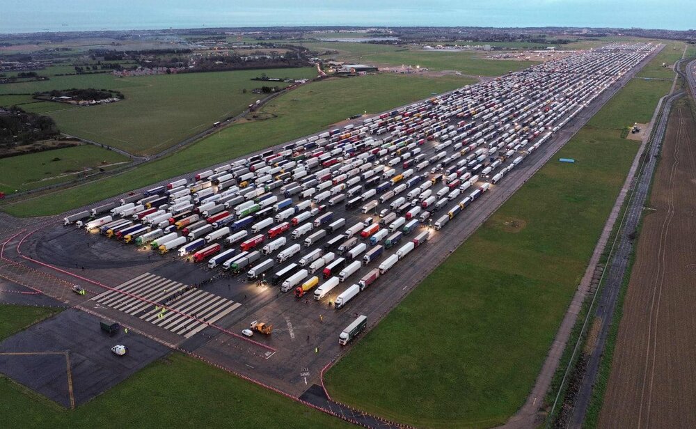 عکس‌هایی هوایی از تجمع عجیب کامیون‌ها در مرز فرانسه