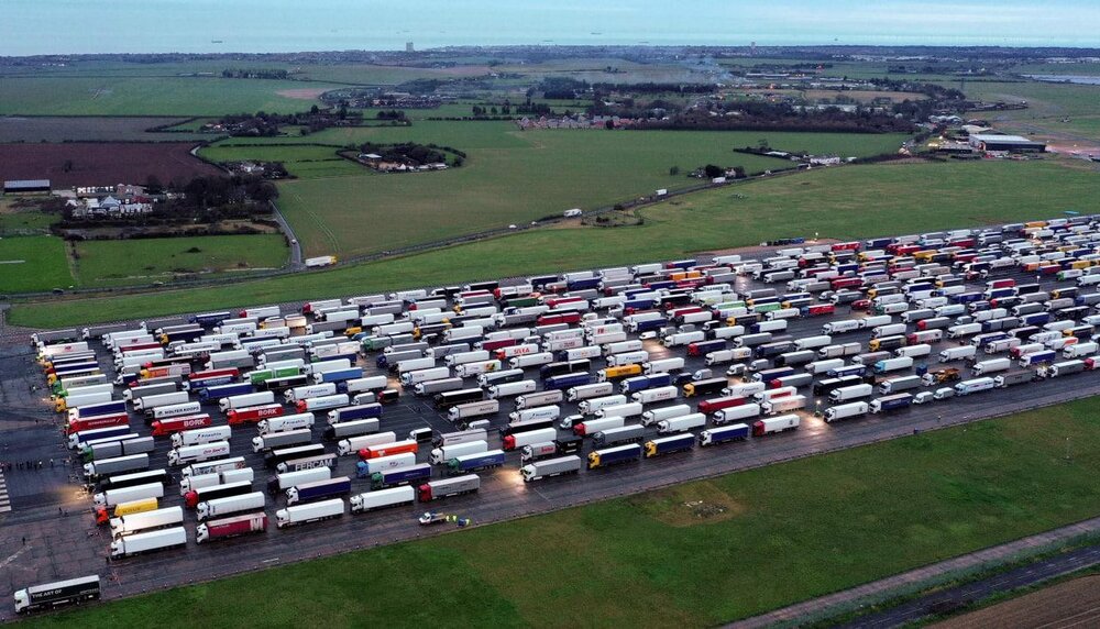 عکس‌هایی هوایی از تجمع عجیب کامیون‌ها در مرز فرانسه