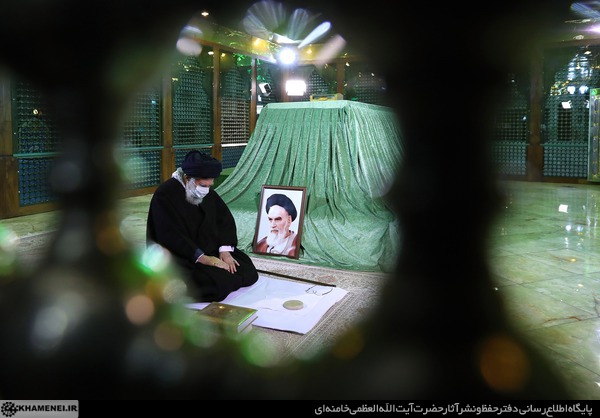 رهبر انقلاب اسلامی در مرقد امام خمینی(ره) و گلزار شهدا حضور یافتند