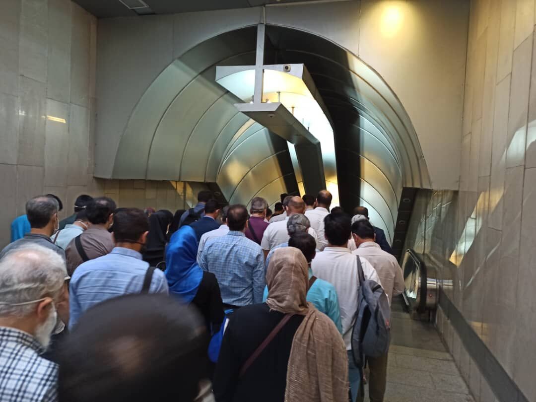 استاندار: فاصله اجتماعی در حمل‌ونقل عمومی پایتخت به حداقل رسید