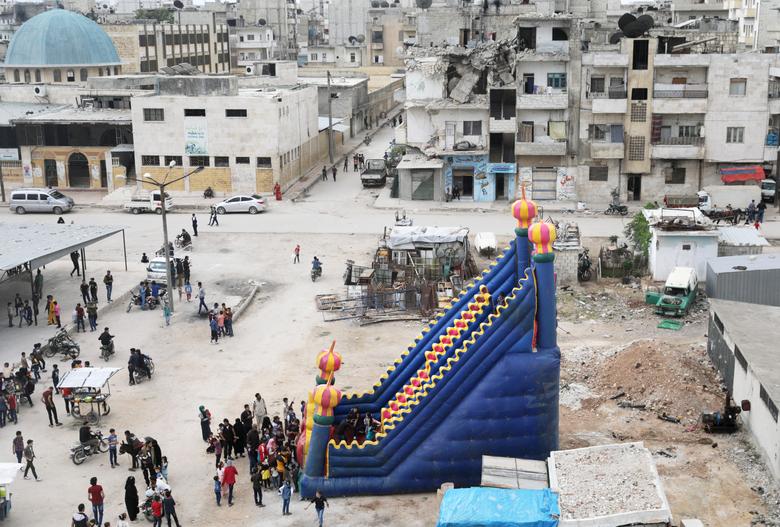 سرسره بازی کودکان در نخستین روز از تعطیلات عید فطر در شهر 