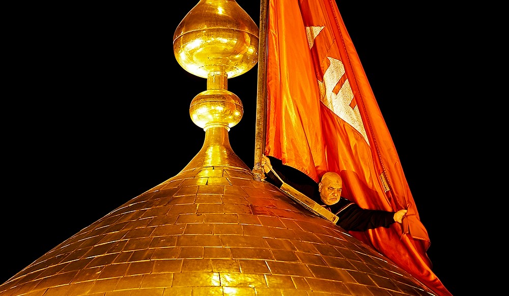 آیین تعویض پرچم گنبد حرم امام حسین(ع) بدون مراسم جمعی برگزار می‌شود