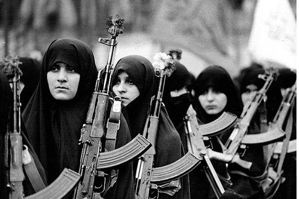 پاسخ به شبهات دفاع مقدس درکنار 40 یادمان شهدای گمنام تهران