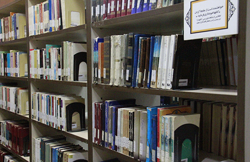 تشویق به کتابخوانی با اهدای کتاب؛ رئیس سابق صداوسیما بیش از 230 جلد کتاب ارزشمند به کتابخانه فرهنگسرای اندیشه اهدا کرد