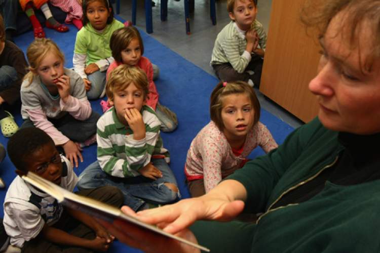 خواندن کتاب با صدای بلند برای کودکان موجب رشد مغز آنها می‌شود