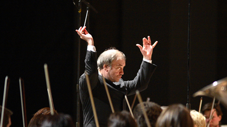 رهبر روسی ارکستر مونیخ اخراج شد/جدایی سیاست از ورزش و هنر، ادعای کذایی غرب!