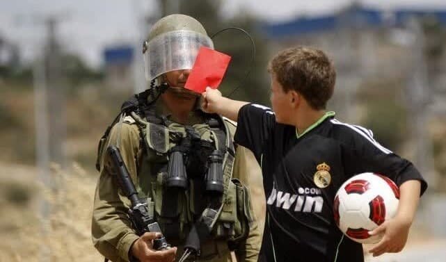 تصویری جالب از تقابل کودک فلسطینی با سرباز صهیونیست