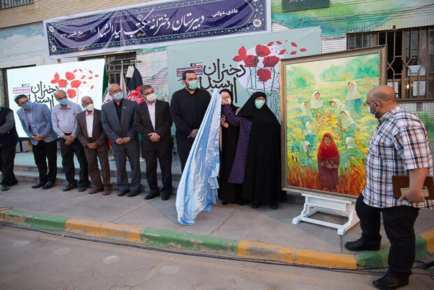 تابلوی نقاشی «دختران مکتب سیدالشهدا(ع)» در مشهد مقدس رونمایی شد