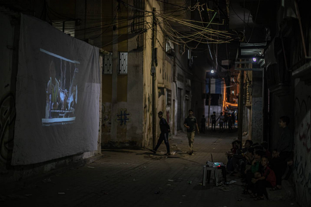 آیا غزه سالن سینما دارد/ تماشای فیلم توسط ۲۸ هزار فلسطینی در یک اتوبوس