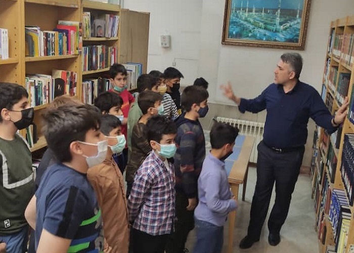 زنگ مطالعه دانش آموزان در کتابخانه فجر