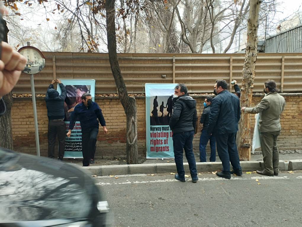 اجتماع اعتراضی فعالان حقوق بشر در برابر سفارت نروژ در تهران