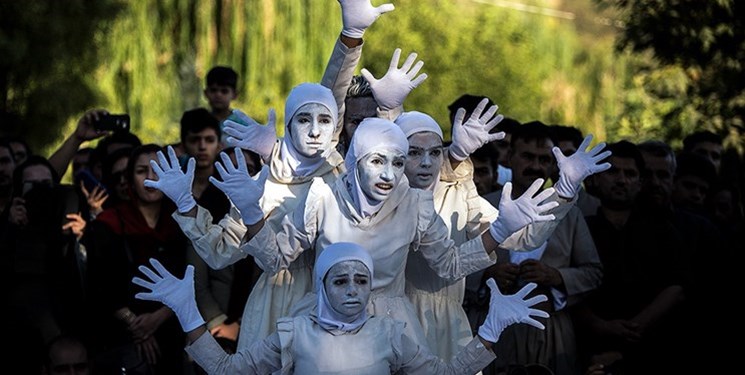 گروه منتخب تئاتر در خیابان‌های تهران اجرا می‌کنند