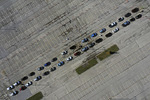 مردم با اتومبیل های خود منتظر آزمایش COVID-19 در پارکینگ Miller Park در Milwaukee، ویسکانسین
