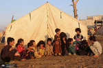 کودکان آواره افغان بیرون چادری در یک اردوگاه پناهجویان در خوست افغانستان. عکس: Farid Zahir/AFP

