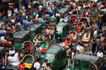 سواران ریکشا در ترافیک داکا بنگلادش. عکس: Mohammad Ponir Hossain/Reuters

