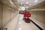 یک خریدار در حالی که قفسه های فروشگاه ها در میان موج جدید خرید در بوربانک ایالات متحده خالی شده است. عکس: Robyn Beck/AFP

