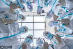 پرسنل آزمایشگاهی در یک سایت آزمایش اسید نوکلئیک در تیانجین چین. عکس: Getty Images

