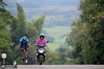 تمرینات دوچرخه سوار معلول کلمبیایی، به همراه همسر خود در شهر گرانادا کلمبیا. عکس: AFP

