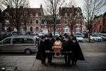 اعضای مراسم تشییع و خاکسپاری در بتون فرانسه. عکس: Christophe Petit-Tesson / EPA

