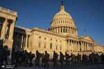 اعضای گارد ملی ارتش برای شیفت کاری در ساختمان کاپیتول در طلوع آفتاب در واشنگتن. عکس: THE NEW YORK TIMES