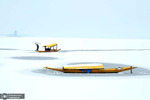 هدایت قایق به سمت دریاچه دال در سرینگار هند پس از باراش برف. عکس: Tauseef Mustafa/AFP/Getty