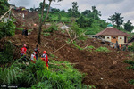 جستجوی قربانیان دفن شده در رانش زمین در جاوه غربی، اندونزی. عکس: REUTERS