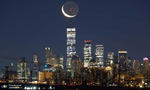 هلال ماه قبل در بالای مرکز تجارت جهانی One در شهر نیویورک، ایالات متحد. عکس: Gary Hershorn/Getty Images

