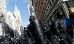 هواداران ائتلاف ضد فاشیست در راهپیمایی اعتراضی به گروه های راست افراطی در نیویورک، ایالات متحده. عکس: Andrew Kelly/Reuters

