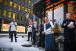 صاحبان رستوران ها و کارکنان آنها در اعتراض به محدودیت های ناشی از شیوع ویروس کرونا در خارج از رستورانی در مرکز استکهلم سوئد. عکس: AFP

