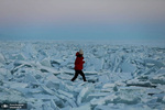 زنی در میان تکه های بزرگ یخ در آلماتی قزاقستان. عکس: REUTERS

