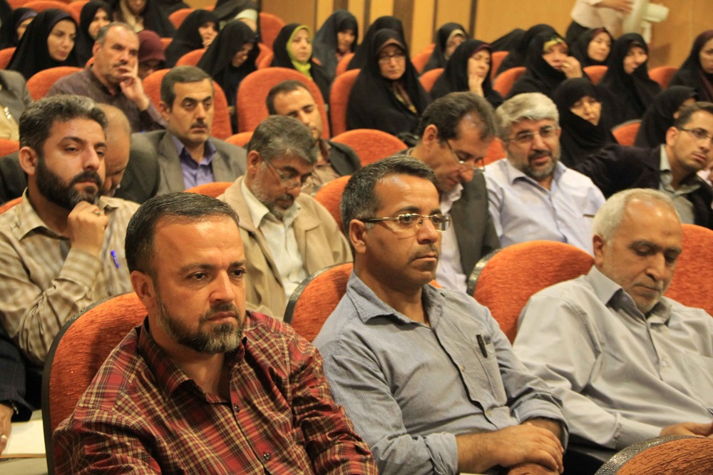 متولیان فرهنگی باید کتاب‌ها را به دل مدارس بکشاند