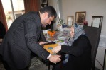 تقدیر از مادر شهید منصور بابانژاد در «ستارگان پرفروغ»