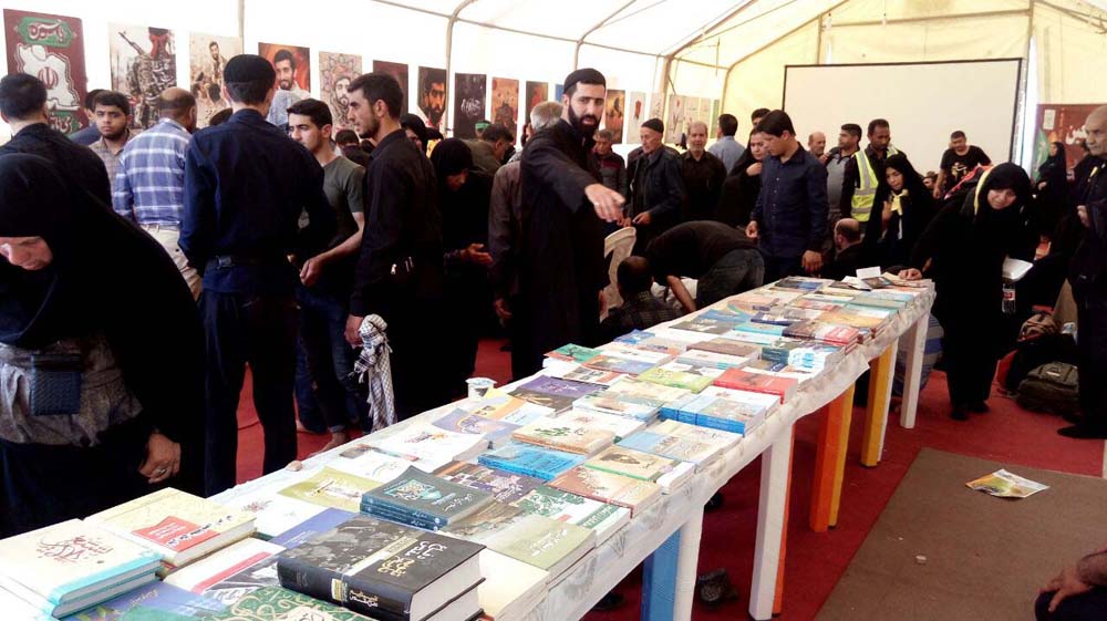 برگزاری نمایشگاه کتاب برای زائران امام حسین(ع) برگزاری نمایشگاه کتاب برای زائران امام حسین(ع)
