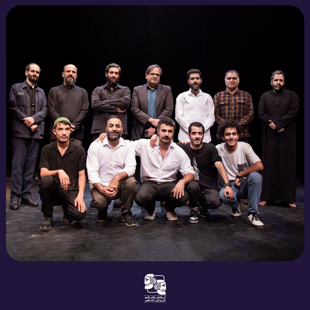 مهرداد باقری به تماشای نمایش بغل نشست مهرداد باقری به تماشای نمایش بغل نشست