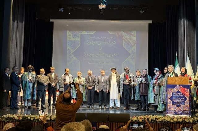 اهدای نشان نوروز به کارگردان‌ فیلم‌های «بچه مردم» و «چشم بادومی»