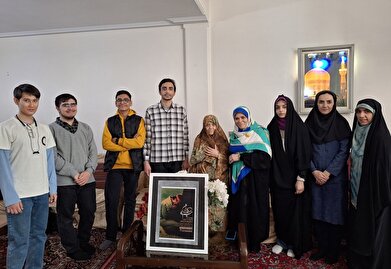 عکس؛ دورهمی افطاری نوجوانان فرهنگسرای خانواده با مادر شهیدعلی وفاکیش‎
