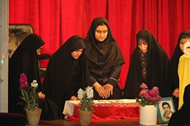 عکس؛ آیین تجلیل ازمادر شهید مجید قاصدی در برنامه «مادران چشم به راه» ‎
