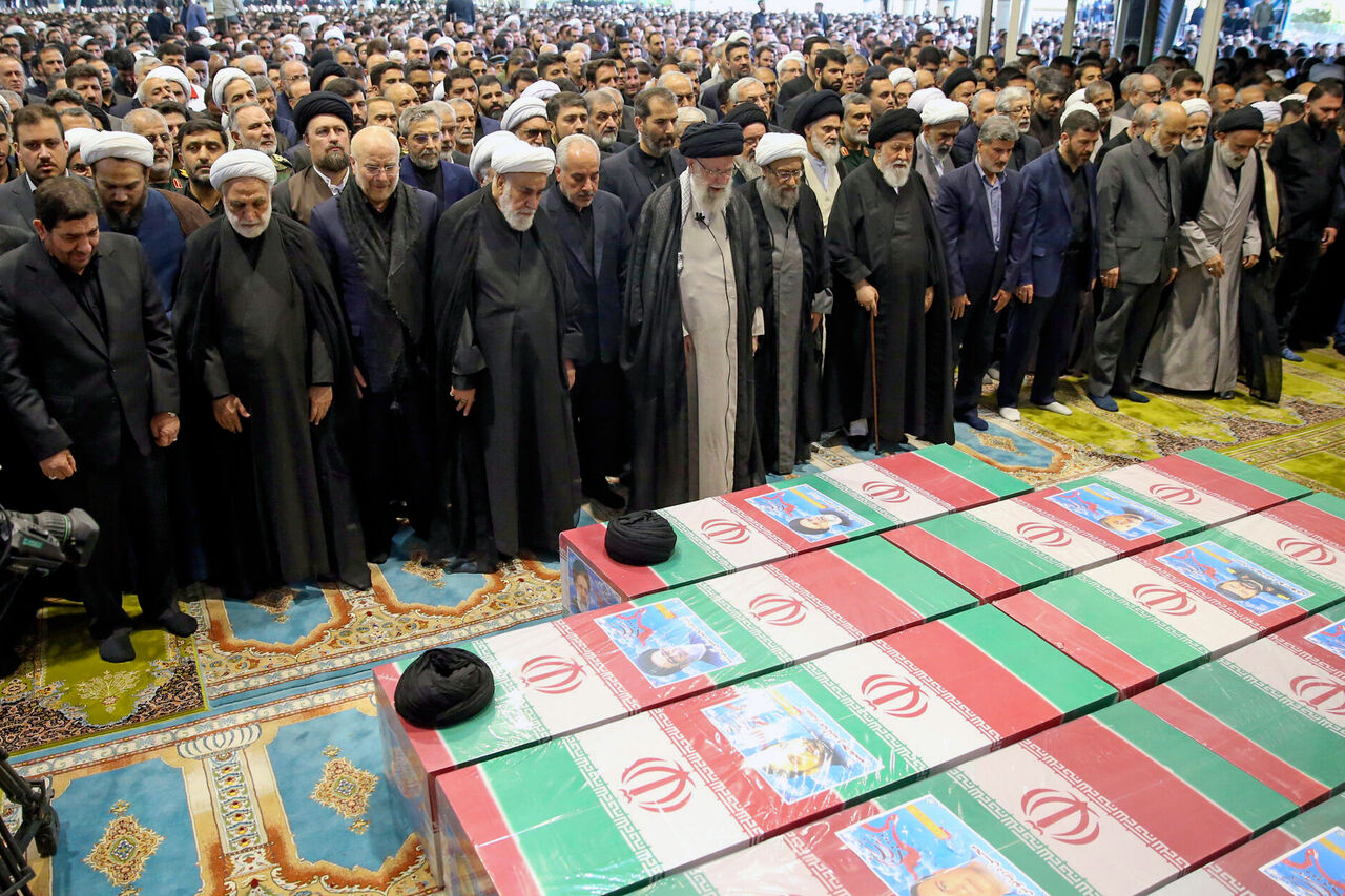 رهبر انقلاب بر پیکر شهدای خدمت نماز اقامه کردند رهبر انقلاب بر پیکر شهدای خدمت نماز اقامه کردند