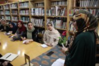 عکس؛ تصاویر نشست خوانش جمعی کتاب «پایی که جا ماند» در کتابخانه تلاش