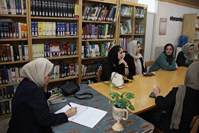 عکس؛ نشست نقد و بررسی کتاب در کتابخانه تلاش ‎