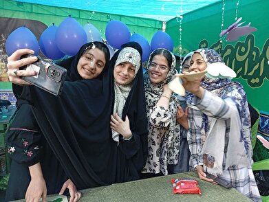 عکس؛ برپایی موکب پذیرایی نوجوانان فرهنگسرای معرفت در جشن بزرگ امام‌رضایی‌ها